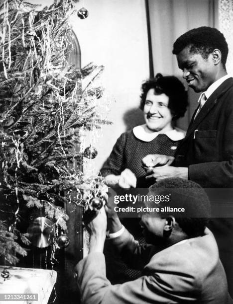 Zahlreiche ausländische Studenten, die an Hochschulen in der DDR studieren, sind während der Weihnachtsfeiertage 1961 zu Gast bei Familien in der...