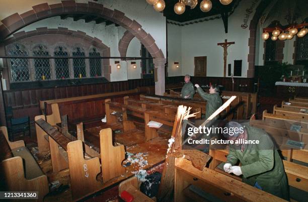 Beamte des Landeskriminalamtes sichern am frühen Morgen des in der evangelischen Kirche im Frankfurter Stadtteil Sindlingen die Spuren einer...