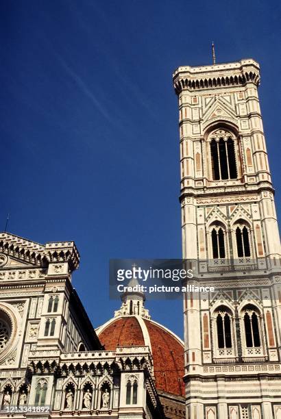 Das Wahrzeichen der Stadt - auf dem Foto verbirgt sie fast bescheiden ihre ganze Pracht - die gewaltige Kuppel des Doms von Baumeister Brunelleschi...