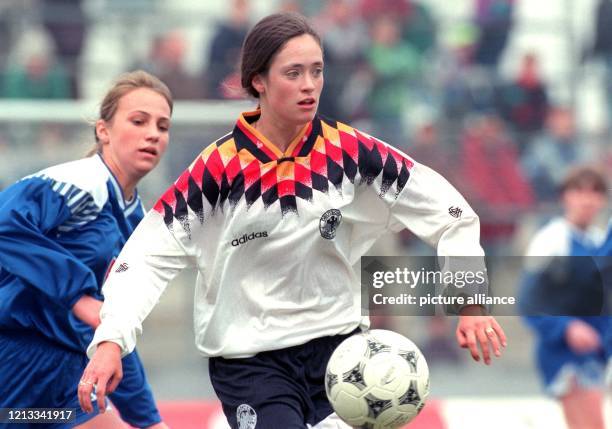 Die deutsche Mittelfeldspielerin Renate Lingor vom SC Klinge Sekach führt den Ball am 11.4.1997 im Frauen-Fußball-Länderspiel Deutschland - Slowakei...