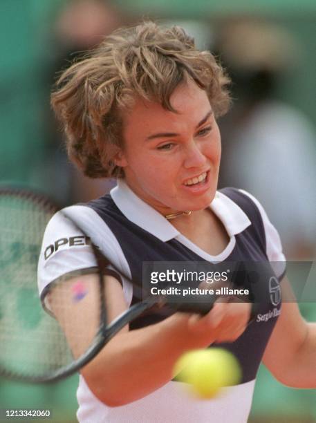 Die 16jährige Weltranglisten-Erste Martina Hingis aus der Schweiz returniert mit der Vorhand am 7.6.1997 im Finale der French Open auf der Pariser...