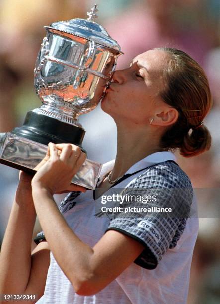 Iva Majoli küßt die Suzanne Lenglen-Trophäe, die sie am 7.6.1997 nach ihrem 6:4, 6:2-Erfolg über die Schweizerin Martina Hingis im Damen-Finale der...