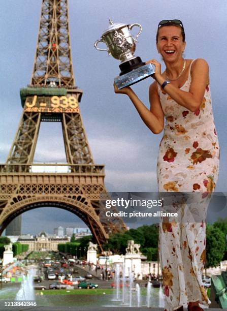 Iva Majoli posiert am 7.6.1997 mit ihrem Siegespokal für die Fotografen vor dem Eiffelturm in Paris. Sie schlug im Finale der French Open...