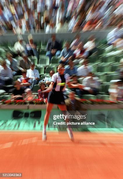 Die Weltranglistenzweite Steffi Graf schlägt am eine Vorhand bei den French Open in Paris gegen die Französin Amelie Mauresmo. Sie gewinnt das Match...