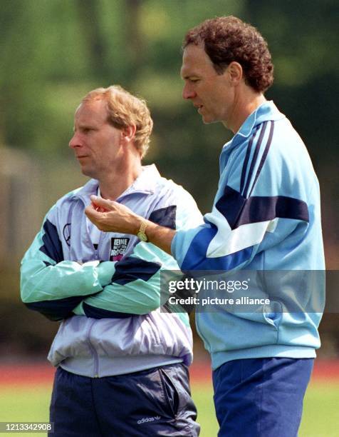 Teamchef Franz Beckenbauer und Berti Vogts beobachten am 23. Mai 1990 das Training der deutschen Nationalelf für die kommende...