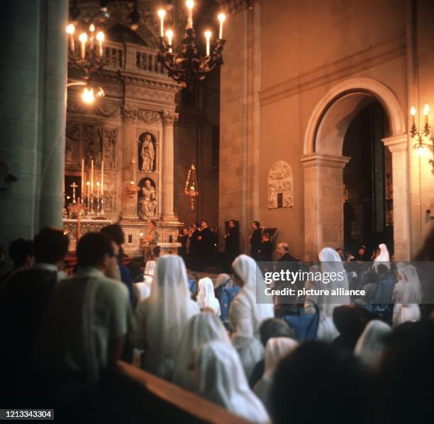 Blick in die Basilika im italinieschen Loreto während einer Bischofsmesse für Kranke und Gebrechliche. In weißer Tracht Krankenschwestern, die für...