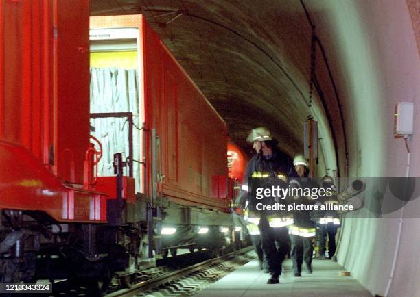 Feuerwehrleute begleiten am 4.7.1998 den Rettungszug im Schönraintunnel der ICE-Strecke Würzburg - Frankfurt. Bei der Katastrophenschutzübung...