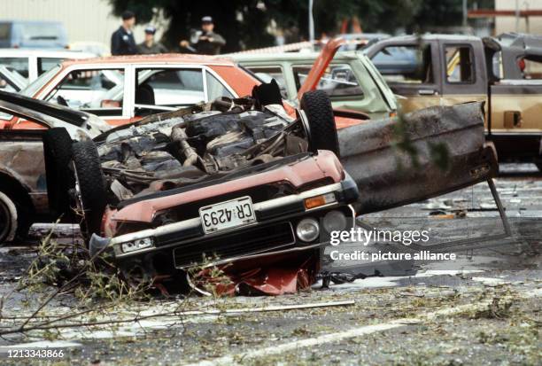 Ein durch die Explosion zerstörtes Auto auf dem Parkplatz der US-Airbase in Frankfurt am Main am . Ein Bombenschlag auf das Hauptquartier der...