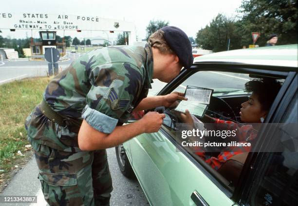 Ein Soldat der US-Arme bei einer Fahrzeugkontrolle am Eingangstor der US-Airbase in Frankfurt am Main am . Ein Bombenschlag auf das Hauptquartier der...