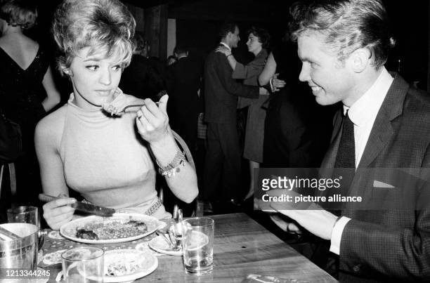 Schlagersänger Peter Kraus und seine schwedische Kollegin Lil Babs 1961 im Nachtclub des Bayerischen Hofes in München. Während sich Lil Babs nach...