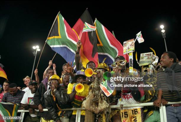 Südafrikanische Fußballfans sorgen mit Landesfahnen und Trompeten für Stimmung am im neuerbauten Fußballstadion in Johannesburg. Die deutsche...