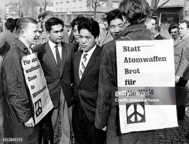 Japanische Bergarbeiter aus dem Rurgebiet beteiligten sich am 21.4.1962 an dem Ostermarsch. In vielen Teilen der Bundesrepublik Deutschland begannen...