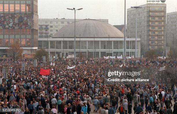 Blick auf die Demonstrationsteilnehmer auf dem Alexanderplatz. Knapp vier Wochen nach dem 40. Jahrestag der DDR kommt es am 4.11.1989 in Ostberlin zu...