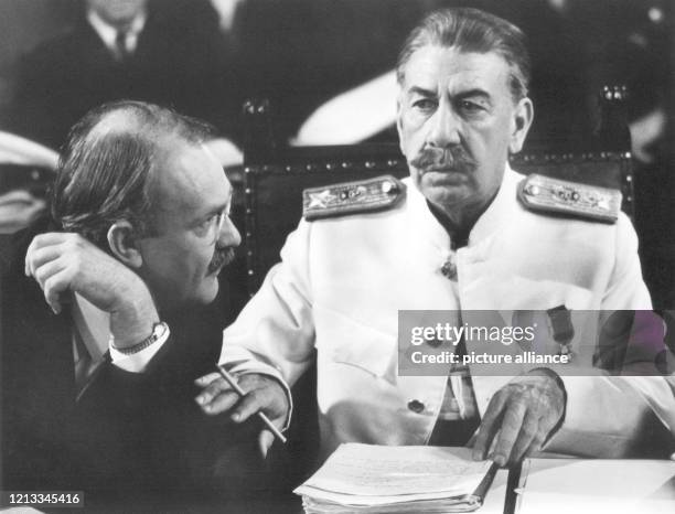 Der amerikanische Schauspieler Jose Ferrer als Stalin während der Dreharbeiten zu dem amerikanischen Fernsehfilm "Meeting at Potsdam" am 18....