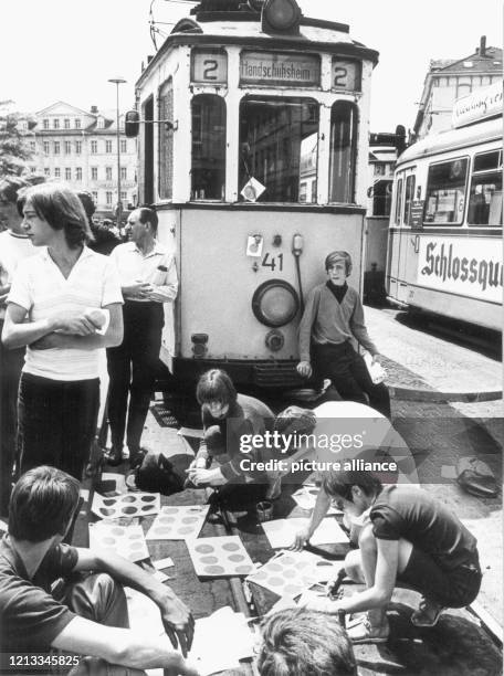Schüler und Studenten blockieren an 16.6.1969 aus Protest gegen die zehn- bis dreißigprozentigen Fahrpreiserhöhungen in der Innenstadt von Heidelberg...