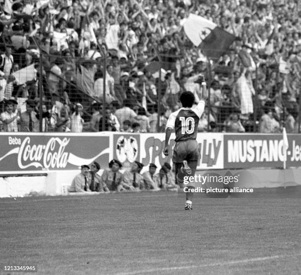 Der algerische Mittelfeldspieler Lakhdar Belloumi bejubelt sein Tor zum 2:1 gegen Deutschland, und auf der Tribüne werden algerische Landesfahnen...