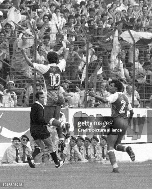 Der algerische Mittelfeldspieler Lakhdar Belloumi bejubelt mit einem Freudensprung an der Seite seines Teamgefährten Mahmoud Guendouz vor algerischen...