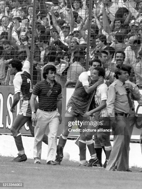 Der algerische Mittelfeldspieler Lakhdar Belloumi bejubelt mit seinen gratulierenden Teamgefährten Mahmoud Guendouz und Noureddine Kourichi sein Tor...