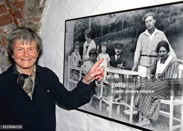 Elisabeth Mann Borgese vor einem Familienfoto im Lübecker Buddenbrookhaus . Die jüngste Tochter von Schriftsteller Thomas Mann ist am 8.2.2002...