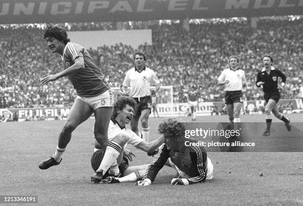 Der deutsche Mittelfeldspieler Paul Breitner stürzt in den Schuß des chilenischen Stürmers Juan Letelier und verletzt sich, rechts am Boden Torhüter...