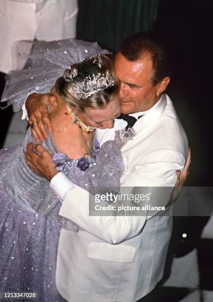 Wange an Wange in enger Umarmung tanzen Prinz Henrik und Königin Margrethe II. Von Dänemark am 10.6.1992 auf dem Ball auf Schloß Fredensborg bei...
