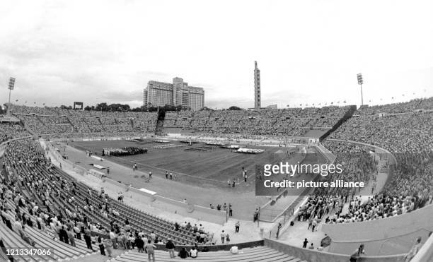 Blick am in das traditionsreiche Centenario-Stadion in Montevideo, wo das Sechs-Länder-Turnier von Fußballnationalmannschaften, die alle schon...