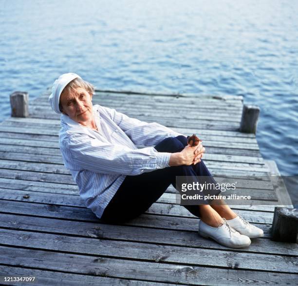 Die berühmte schwedische Kinderbuchautorin Astrid Lindgren sitzt im Oktober 1987 als 80-Jährige auf einem Bootssteg bei ihrem Haus in Furusund nahe...