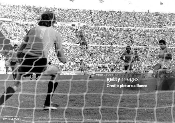 Der uruguayische Torhüter Rodriguez hat keine Abwehrchance, der brasilianische Mittelfeldspielern Socrates verwandelt den Elfmeter zum 1:1-Ausgleich....