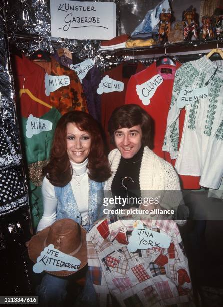 Das deutsche Gesangsduo Nina & Mike steht am 19.1.1976 in ihrer Second-Hand-Boutique in Ludwigshafen. Sie verkaufen dort "Künstler-Garderobe", unter...