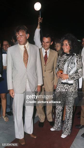 Das Schauspieler-Ehepaar Elizabeth Taylor und Richard Burton wird im September 1971 bei einem Besuch in Jugoslawien von der Presse umringt. Am...