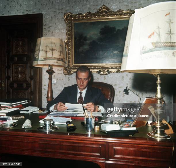 Juan Carlos im September 1972 in seinem Arbeitszimmer im Zarzuela-Palast bei Madrid. Juan Carlos Alfonso Victor Maria de Borbón y Borbón wurde am 5....