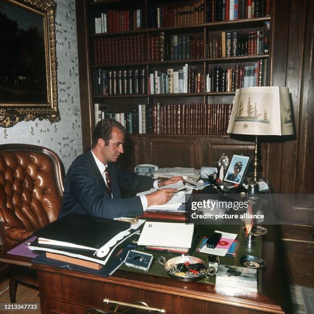 Juan Carlos im September 1972 in seinem Arbeitszimmer im Zarzuela-Palast bei Madrid. Juan Carlos Alfonso Victor Maria de Borbón y Borbón wurde am 5....