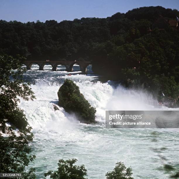 Der Rheinfall von Schaffhausen, grösster Wasserfall in Mitteleuropa. .