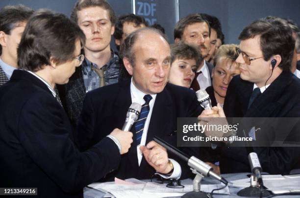 Otto Graf Lambsdorff während eines Interviews in der Wahlnacht im Thomas-Dehler-Haus in Bonn. Am wurde bei den Wahlen zum Deutschen Bundestag die...