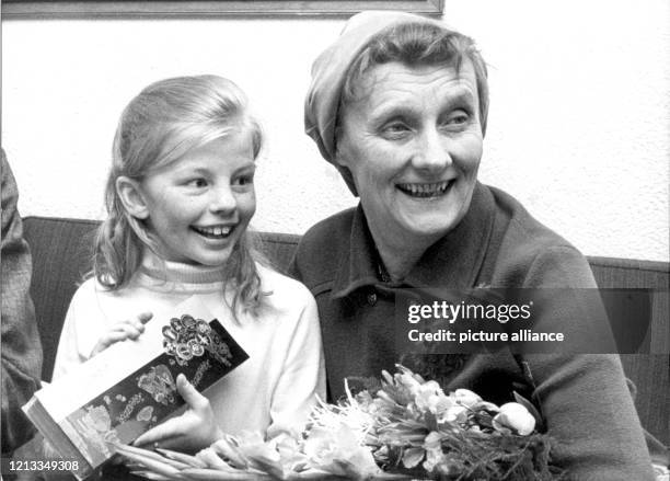 Die schwedische Kinderbuchautorin Astrid Lindgren mit der Hauptdarstellerin des Films "Pippi Langstrumpf", Inger Nilson , am 27. Februar 1969 auf dem...