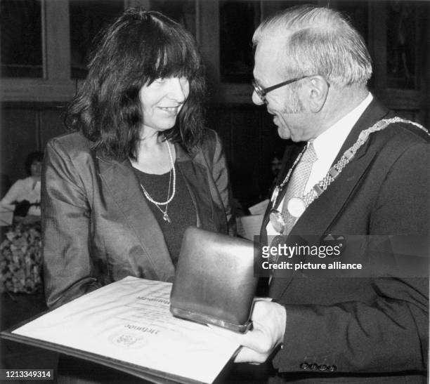 Die österreichische Schriftstellerin Friederike Mayröcker erhält den Bad Gandersheimer Literaturpreis, die Roswitha-Medaille, vom Bürgermeister Heinz...