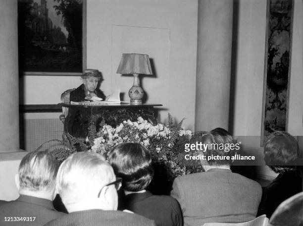 Die Schriftstellerin Annette Kolb während einer Lesung im Frankfurter Goethehaus am 23. Februar 1960. Sie wurde am 3. Februar 1870 in München geboren...