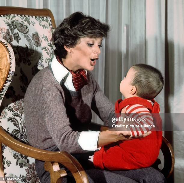 Schauspielerin Uschi Glas mit ihrem ersten Kind, Benjamin , im Dezember 1976. Mit Benjamins Vater, ihrem damaligen Freund und späteren Ehemann Bernd...