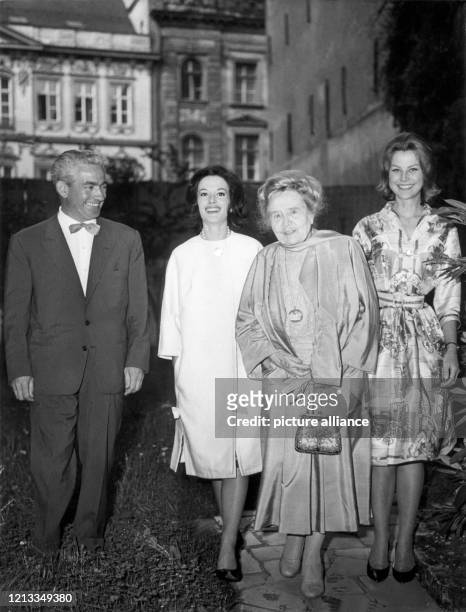 Die Schriftstellerin Gertrud von Le Fort im Juli 1960 bei einem Spaziergang in München mit dem französischen Regisseur Philippe Agostini und den...