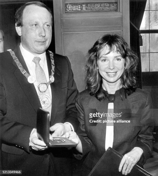 Die Schriftstellerin Ulla Hahn erhält am 3. Oktober 1986 vom Bürgermeister Jörg Zickfeld die Roswitha-Gedenkmedaille der Stadt Bad Gandersheim. Hahn...