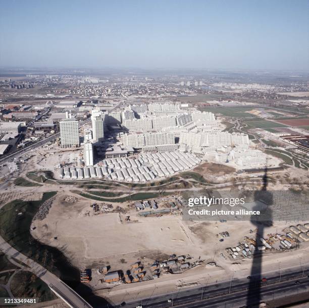 Blick auf die Baustelle und das Olympische Dorf in München. 1972 ist die bayerische Landeshauptstadt Gastgeber der Olympischen Sommerspiele.