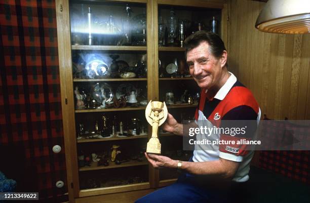 Fritz Walter vor einer Vitirne mit einem Pokal in Händen, aufgenommen am 22. Oktober 1985. Das Sportidol spielte von 1928 bis 1959 für den 1. FC...