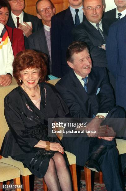 Fritz Walter und seine Frau Italia zu Ehren des 70. Geburtstags des Ehrenspielführers der deutschen Nationalelf am 2. November 1990 bei einem Empfang...