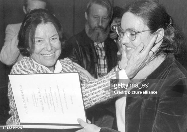 Die Schriftstellerin Luise Rinser überreicht am 7.10.1982 auf der Frankfurter Buchmesse den nach ihr benannten und vom R.S. Schulz Verlag gestifteten...