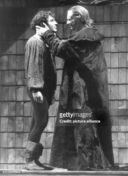 Volker Brandt als Prinz von Wales und Thomas Holtzmann in der Titelrolle des Shakespeare-Stücks "König Heinrich der Vierte" am 9. Oktober 1970 im...