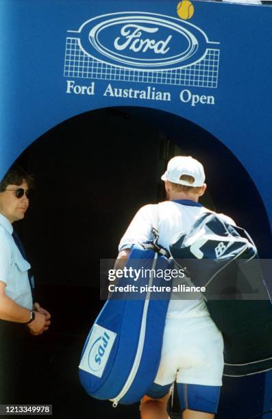 Der deutsche Tennisprofi Boris Becker verlässt mit seinen Taschen enttäuscht die Arena. Der Weltranglisten-Vierte verliert am bei den Australian Open...
