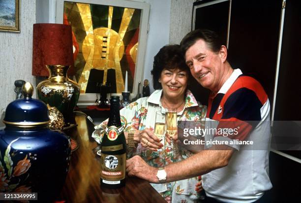Fritz Walter und seine Frau Italia stoßen im Oktober 1985 mit einem Glas Sekt auf den 65. Geburtstag des Ehrenspielführers der...