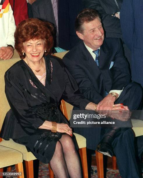 Fritz Walter mit seiner Frau Italia bei seinem 70. Geburtstag am 2.11.1990, der mit einem Empfang im Bonner Palais Schaumburg gefeiert wird. Das...