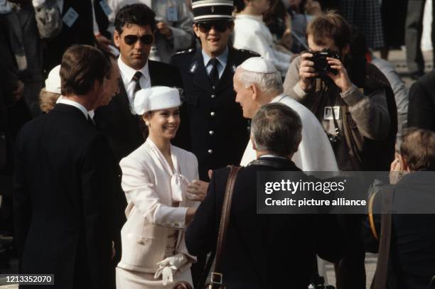 Papst Johannes Paul II. Begrüßt die Gattin von Erbherzog Henri , Maria Theresa. Hinter Henri, halb verdeckt, dessen Eltern Großherzog Jean von...