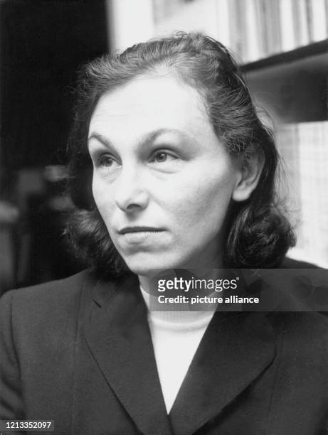 Die österreichische Schriftstellerin und Hörspielautorin Ilse Aichinger . Sie wurde am 1.November 1921 in Wien geboren.